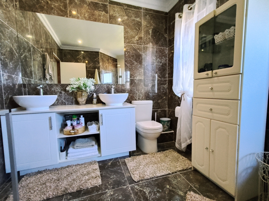 4 Bedroom Property for Sale in Wavecrest Eastern Cape